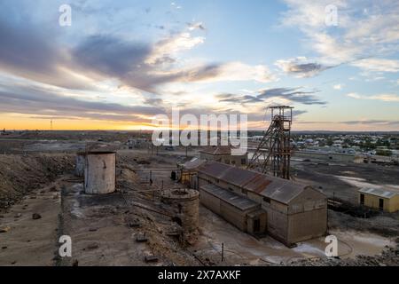 Stillgelegter, verlassener Minenschacht und Gebäude am unterirdischen Minenstandort Broken Hill's Line of Lode bei Sunset in NSW, Australien Stockfoto