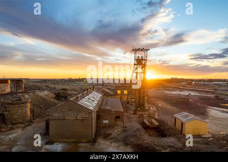 Stillgelegter, verlassener Minenschacht und Gebäude am unterirdischen Minenstandort Broken Hill's Line of Lode bei Sunset in NSW, Australien Stockfoto
