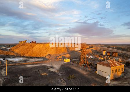 Stillgelegter, verlassener Minenschacht und Gebäude am unterirdischen Minenstandort Broken Hill's Line of Lode bei Sunset in NSW, Australien Stockfoto