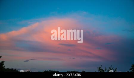 Orange Wolken bei Einbruch der Dunkelheit, Waldviertel, Österreich Stockfoto