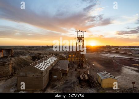 Stillgelegter, verlassener Minenschacht und Gebäude am unterirdischen Minenstandort Broken Hill's Line of Lode bei Sunset in NSW, Australien Stockfoto