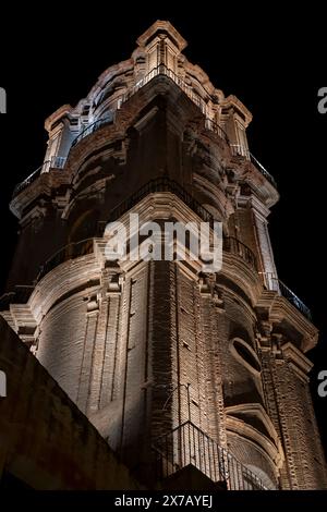 Ein Detail des Glockenturms der Kirche San Juan, Malaga, Spanien, bei Nacht Stockfoto