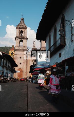 Mexiko-Stadt. Mai 2024. Dieses Foto, aufgenommen am 18. Mai 2024, zeigt die Kathedrale von San Francisco de Asis in Valle de Bravo, Mexiko. Das Valle de Bravo liegt etwa 150 Kilometer südwestlich von Mexiko-Stadt und ist somit ein beliebter Wochenendausflug für die Einwohner der Hauptstadt. Quelle: Li Muzi/Xinhua/Alamy Live News Stockfoto