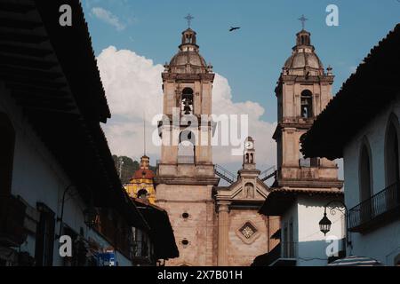 Mexiko-Stadt. Mai 2024. Dieses Foto, aufgenommen am 18. Mai 2024, zeigt die Kathedrale von San Francisco de Asis in Valle de Bravo, Mexiko. Das Valle de Bravo liegt etwa 150 Kilometer südwestlich von Mexiko-Stadt und ist somit ein beliebter Wochenendausflug für die Einwohner der Hauptstadt. Quelle: Li Muzi/Xinhua/Alamy Live News Stockfoto