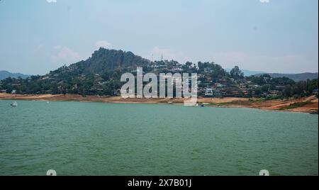 Mexiko-Stadt. Mai 2024. Dieses Foto vom 18. Mai 2024 zeigt den Avandaro-See, wo sich die Stadt Valle de Bravo in Mexiko befindet. Das Valle de Bravo liegt etwa 150 Kilometer südwestlich von Mexiko-Stadt und ist somit ein beliebter Wochenendausflug für die Einwohner der Hauptstadt. Quelle: Li Muzi/Xinhua/Alamy Live News Stockfoto