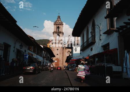 Mexiko-Stadt. Mai 2024. Dieses Foto, aufgenommen am 18. Mai 2024, zeigt die Kathedrale von San Francisco de Asis in Valle de Bravo, Mexiko. Das Valle de Bravo liegt etwa 150 Kilometer südwestlich von Mexiko-Stadt und ist somit ein beliebter Wochenendausflug für die Einwohner der Hauptstadt. Quelle: Li Muzi/Xinhua/Alamy Live News Stockfoto