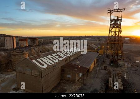 Stillgelegter, verlassener Minenschacht und Gebäude am unterirdischen Minenstandort Broken Hill's Line of Lode bei Sunset in NSW, Australien Stockfoto