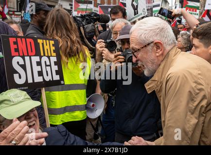 London, Großbritannien. 18. Mai 2024: Der ehemalige Labour Party-Führer und Aktivistentin Jeremy Corbyn begrüßt einen behinderten Unterstützer des Nakba-Marsches 76 für Palästina gegen israelische Angriffe auf Gaza in Zentral-London. Ein gewaltiger marsch markiert den 76. Jahrestag der "palästinensischen Katastrophe" im Jahr 1948 und rief zu einem Waffenstillstand in Gaza auf. Stockfoto