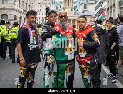 London, Großbritannien. 18. Mai 2024: Vier muslimische Männer in farbenfroher pro-palästinensischer Kleidung posieren beim Nakba-Marsch 76 für Palästina gegen israelische Angriffe auf Gaza in Zentral-London. Ein gewaltiger marsch markiert den 76. Jahrestag der "palästinensischen Katastrophe" im Jahr 1948 und rief zu einem Waffenstillstand in Gaza auf. Stockfoto