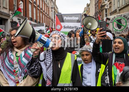 London, Großbritannien. 18. Mai 2024: Frauen und Kinder mit Keffiyeh-Kopftüchern und Hijabs singen beim Nakba-Marsch 76 für Palästina gegen israelische Angriffe auf Gaza in Zentral-London. Ein gewaltiger marsch markiert den 76. Jahrestag der "palästinensischen Katastrophe" im Jahr 1948 und rief zu einem Waffenstillstand in Gaza auf. Stockfoto