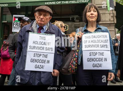 London, Großbritannien. 18. Mai 2024: Der ungarische jüdische Holocaust-Überlebende Stephen Kapos, 87 Jahre alt, und die Tochter eines anderen Überlebenden beim Nakba-Marsch 76 für Palästina gegen israelische Angriffe auf Gaza im Zentrum Londons. Ein gewaltiger marsch markiert den 76. Jahrestag der "palästinensischen Katastrophe" im Jahr 1948, als Palästinenser vertrieben und Israel geschaffen wurden. Stockfoto