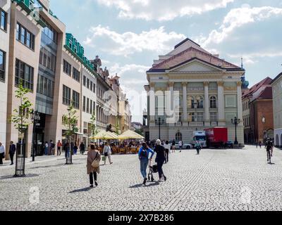 Prag, Tschechische Republik - 10. Mai 2024: Fußgänger spazieren auf dem Platz vor dem Estates Theatre. Das ist das einzige noch erhaltene Theater im Wo Stockfoto