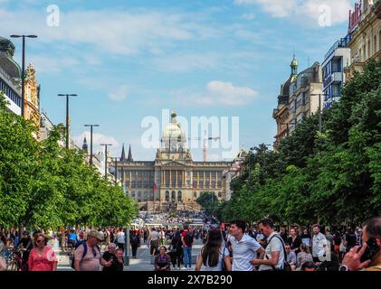 Prag, Tschechische Republik - 10. Mai 2024: Ein geschäftiger Tag auf dem Wenzelsplatz in Prag, an dem Touristen und Einheimische spazieren gehen und das sonnige Wetter genießen. Die Stockfoto