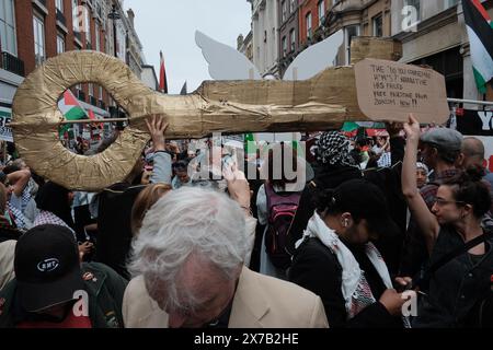 In den Straßen Londons wird die Globale Demonstration für Palästina stattfinden, die den 76. Jahrestag des Nakba-Tages feiert. Die Demonstration macht auf die anhaltende Not der Palästinenser aufmerksam und erinnert an den Tag, an dem Hunderttausende während der Schaffung des Staates Israel vertrieben wurden. Die Veranstaltung ist Teil einer weltweiten Bewegung, die ein Ende der Feindseligkeiten fordert und sich für die Rechte der Palästinenser einsetzt. (Foto: Joao Daniel Pereira/SIPA USA) Stockfoto