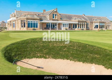 Clubhaus und 18. Putting Green im Royal Troon Golf Club, Troon, Ayrshire, Schottland. Stockfoto