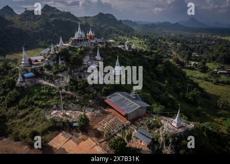 Eine Drohnenansicht zeigt eine Pagode am 14. Oktober 2022 im Bundesstaat Karenni im Osten Myanmars (Birma). Myanmar (ehemals Birma) hat sich in die Richtung entwickelt Stockfoto