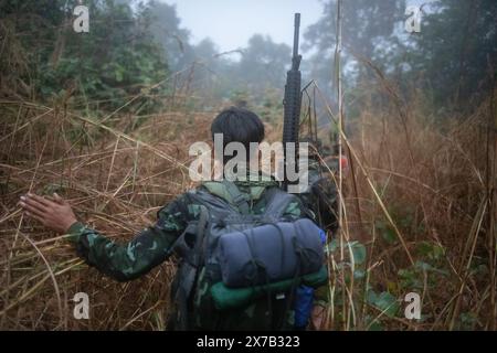 Karenni-Soldaten zählen und sortieren Kugeln im Bundesstaat Karenni, Myanmar. Stockfoto