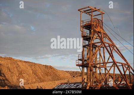 Stillgelegter, verlassener Minenschacht und Gebäude am unterirdischen Minenstandort Broken Hill's Line of Lode bei Sunset in NSW, Australien Stockfoto