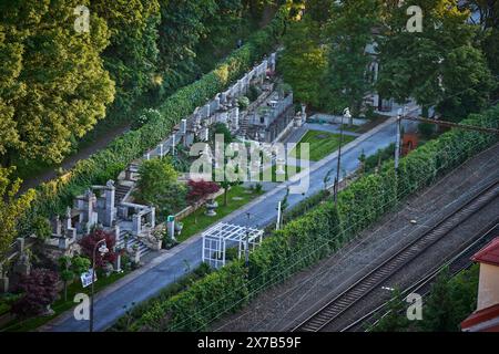 Blick von der Nusle-Brücke (Nuselsky Most) zum Kunstgarten in Prag, Tschechische Republik, 15. Mai 2024. Der Garten wurde vor hundert Jahren um eine blühende Skulpturenfabrik herum angelegt. Auf einem schmalen Grundstück entlang der Bahnlinie werden Bäume, Sträucher, Rasen und Blumenbeete durch Dutzende von Kunstwerken ergänzt - Skulpturen, Büsten und Reliefs, Eingangsportale, Säulen, Brunnen und Pavillons mit Sitzgelegenheiten. (CTK Photo/Martin Sterba) Stockfoto