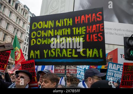 London, Großbritannien. 18. Mai 2024: Pro-israelische Gegendemonstratoren halten Plakate am Piccadilly Circus, während sie Menschen anschreien und verspotten, die für Frieden in Palästina marschieren, während sie auf dem Nakba-Marsch 76 für Palästina gegen israelische Angriffe auf Gaza in Zentral-London (Großbritannien). Ein gewaltiger marsch markiert den 76. Jahrestag der "palästinensischen Katastrophe" im Jahr 1948 und rief zu einem Waffenstillstand in Gaza auf. Stockfoto