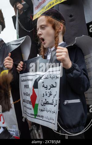 London, Großbritannien. 18. Mai 2024: Ein junger orthodoxer jüdischer Junge aus der antizionistischen Haredi-Gruppe Neturei Karta, oder Guardians of the City, protestiert im Piccadilly Circus zur Unterstützung Palästinas beim Nakba-76-Marsch für Palästina gegen israelische Angriffe auf Gaza in Zentral-London. Ein gewaltiger marsch markiert den 76. Jahrestag der "palästinensischen Katastrophe" im Jahr 1948 und rief zu einem Waffenstillstand in Gaza auf. Stockfoto