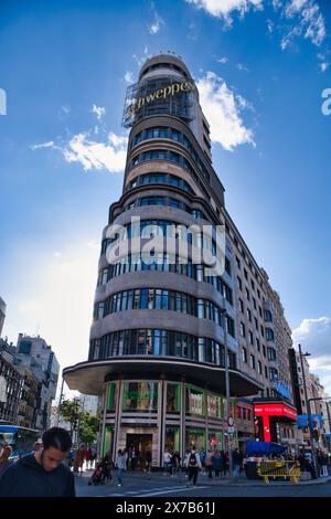 Flacher Blick auf das Schweppes-Gebäude in Madrid Stockfoto