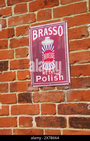 Vintage-Emaille-Werbeschild am Bahnhof North Norfolk in Weybourne. Stockfoto