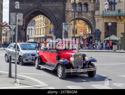 10. Mai 2024, Prag, Tschechische Republik: Touristen fahren in einem offenen Cabrio, im Stil eines Oldtimers, auf dem Platz vor dem Pulverturm (Credit Image: © Igor Golovniov/SOPA images via ZUMA Press Wire) NUR REDAKTIONELLE VERWENDUNG! Nicht für kommerzielle ZWECKE! Stockfoto