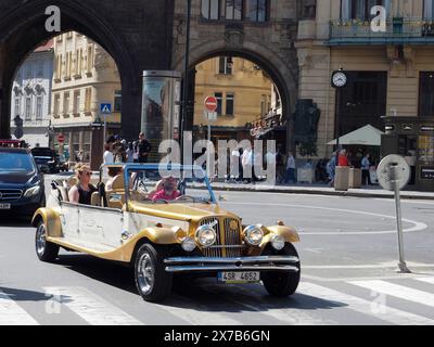 10. Mai 2024, Prag, Tschechische Republik: Touristen fahren in einem offenen Cabrio, im Stil eines Oldtimers, auf dem Platz vor dem Pulverturm (Credit Image: © Igor Golovniov/SOPA images via ZUMA Press Wire) NUR REDAKTIONELLE VERWENDUNG! Nicht für kommerzielle ZWECKE! Stockfoto