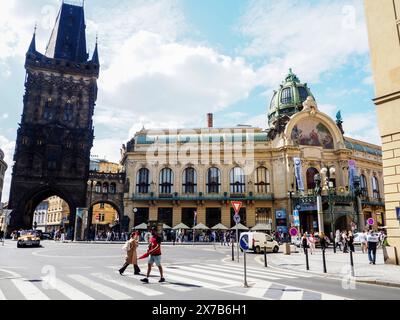 10. Mai 2024, Prag, Tschechische Republik: Fußgänger gehen entlang der Straße vom Pulverturm, dem mittelalterlichen gotischen Stadttor von Prag. (Credit Image: © Igor Golovniov/SOPA images via ZUMA Press Wire) NUR REDAKTIONELLE VERWENDUNG! Nicht für kommerzielle ZWECKE! Stockfoto