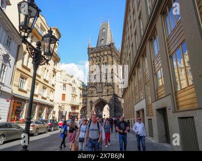 10. Mai 2024, Prag, Tschechische Republik: Fußgänger gehen entlang der Straße vom Pulverturm, dem mittelalterlichen gotischen Stadttor von Prag. (Credit Image: © Igor Golovniov/SOPA images via ZUMA Press Wire) NUR REDAKTIONELLE VERWENDUNG! Nicht für kommerzielle ZWECKE! Stockfoto