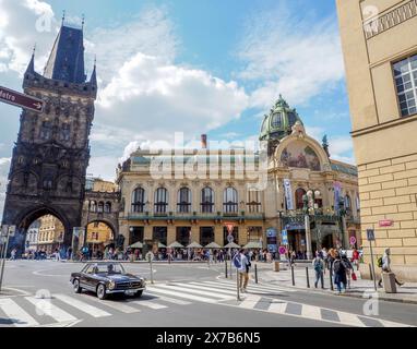 10. Mai 2024, Prag, Tschechische Republik: Fußgänger gehen entlang der Straße vom Pulverturm, dem mittelalterlichen gotischen Stadttor von Prag. (Credit Image: © Igor Golovniov/SOPA images via ZUMA Press Wire) NUR REDAKTIONELLE VERWENDUNG! Nicht für kommerzielle ZWECKE! Stockfoto