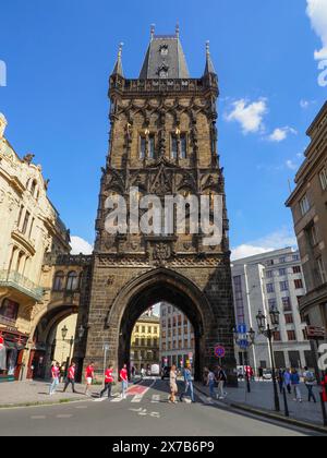 10. Mai 2024, Prag, Tschechische Republik: Fußgänger gehen entlang der Straße vom Pulverturm, dem mittelalterlichen gotischen Stadttor von Prag. (Credit Image: © Igor Golovniov/SOPA images via ZUMA Press Wire) NUR REDAKTIONELLE VERWENDUNG! Nicht für kommerzielle ZWECKE! Stockfoto
