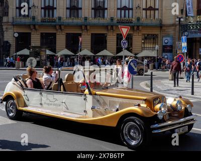 10. Mai 2024, Prag, Tschechische Republik: Touristen fahren in einem offenen Cabrio, im Stil eines Oldtimers, auf dem Platz vor dem Pulverturm (Credit Image: © Igor Golovniov/SOPA images via ZUMA Press Wire) NUR REDAKTIONELLE VERWENDUNG! Nicht für kommerzielle ZWECKE! Stockfoto