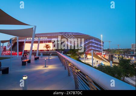 Abu Dhabi, Vereinigte Arabische Emirate - 3. Mai 2024: Geschäftiger Eingang der Etihad Arena auf Yas Island, mit Menschen in Abu Dhabi, VAE, unter einem TW Stockfoto