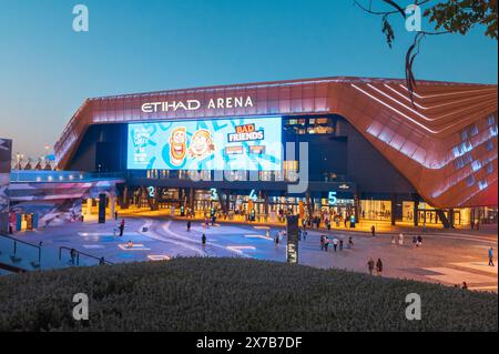 Abu Dhabi, Vereinigte Arabische Emirate - 3. Mai 2024: Geschäftiger Eingang der Etihad Arena auf Yas Island, mit Menschen in Abu Dhabi, VAE, unter einem TW Stockfoto