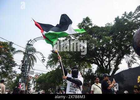 Bandung, West-Java, Indonesien. Mai 2024. Während der Bandung-Demonstration Solidarität für Palästina halten indonesische pro-palästinensische Aktivisten eine palästinensische Flagge. Sie verurteilten die Angriffe Israels auf Palästina und verlangten, dass Israel Palästina sofort verlassen sollte. (Kreditbild: © Dimas Rachmatsyah/ZUMA Press Wire) NUR REDAKTIONELLE VERWENDUNG! Nicht für kommerzielle ZWECKE! Stockfoto