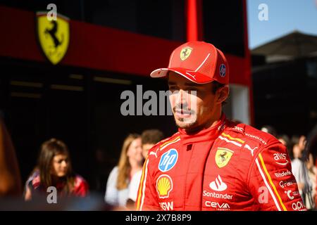 Charles Leclerc, der Monegassiker von Scuderia Ferrari, wird nach dem Qualifying der Formel 1 MSC Cruises Gran Premio del Made in Italy e Dell’ Emilia-Romagna auf dem Autodromo Enzo e Dino Ferrari del Imola im F1-Fahrerlager gesehen. Stockfoto