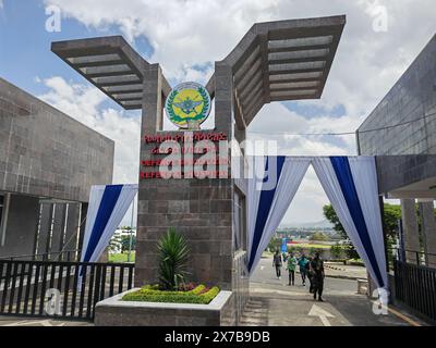 Addis Abeba. Mai 2024. Dieses Foto, das am 18. Mai 2024 mit einem Mobiltelefon aufgenommen wurde, zeigt das Tor des Fachkrankenhauses für Verteidigung in der Stadt Bishoftu im Regionalstaat Oromia, Äthiopien. Das Krankenhaus der Nationalarmee wurde hier am Samstag eingeweiht. Das neue Krankenhaus, ausgestattet mit China-geförderter medizinischer Versorgung und unterstützt von China-ausgebildetem medizinischem Personal, gilt als die Spitze der Gesundheitseinrichtungen in Äthiopien. ZU GEHEN MIT 'Äthiopian PM weiht China-unterstütztes Militärkrankenhaus' Credit: Liu Fangqiang/Xinhua/Alamy Live News Stockfoto