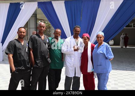 Addis Abeba, Äthiopien. Mai 2024. Medizinisches Personal posiert für ein Gruppenfoto am 18. Mai 2024 im Fachkrankenhaus für Verteidigung in Bishoftu, der Stadt Oromia, Äthiopien. Das Krankenhaus der Nationalarmee wurde hier am Samstag eingeweiht. Das neue Krankenhaus, ausgestattet mit China-geförderter medizinischer Versorgung und unterstützt von China-ausgebildetem medizinischem Personal, gilt als die Spitze der Gesundheitseinrichtungen in Äthiopien. ZU GEHEN MIT 'Äthiopian PM weiht China-unterstütztes Militärkrankenhaus' Credit: Liu Fangqiang/Xinhua/Alamy Live News Stockfoto