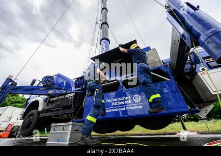 19. Mai 2024, Sachsen, Dresden: Freiwillige des Deutschen Bundesamtes für Technische Hilfe (THW) bauen während der Großübung „Dresdner Blitz“ einen sogenannten Maststapler auf, der als Stütze für die Antenne mit einer Höhe von bis zu 40 Metern für einen Funkrelais-Anschluss dient. Vom 18. Bis 20. Mai 2024 findet an drei Standorten im Großraum Dresden eine Übung statt. Das Szenario betrifft schwere Waldbrände nach längerer Hitzezeit im Frühsommer. THW-Einheiten aus Dresden, Ofterdingen (Baden-Württemberg), Potsdam (Brandenburg) und Straubing (Bayern) Stockfoto