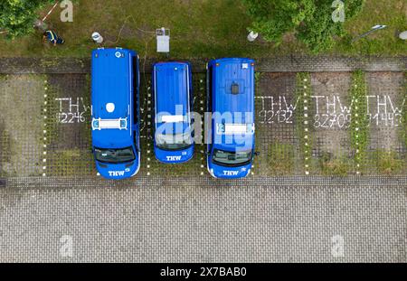 Dresden, Deutschland. Mai 2024. Einsatzfahrzeuge bei der Dresdner Blitz-Übung des THW auf dem THW-Gelände (Luftsicht mit Drohne). Vom 18. Bis 20. Mai 2024 findet an drei Standorten im Großraum Dresden eine Übung statt. Es handelt sich um schwere Waldbrände nach längerer Hitzezeit im Frühsommer. Beteiligt sind THW-Einheiten der Ortsverbände Dresden, Ofterdingen (Baden-Württemberg), Potsdam (Brandenburg) und Straubing (Bayern). Aufgabe ist es, eine stabile Funkrelais-Verbindung zwischen Dresden und Altenberg aufzubauen und zu betreiben. Robert Michael/dpa/Alamy Live News Stockfoto