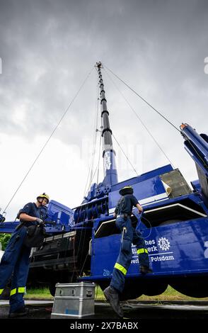 19. Mai 2024, Sachsen, Dresden: Freiwillige des Deutschen Bundesamtes für Technische Hilfe (THW) bauen während der Großübung „Dresdner Blitz“ einen sogenannten Maststapler auf, der als Stütze für die Antenne mit einer Höhe von bis zu 40 Metern für einen Funkrelais-Anschluss dient. Vom 18. Bis 20. Mai 2024 findet an drei Standorten im Großraum Dresden eine Übung statt. Das Szenario betrifft schwere Waldbrände nach längerer Hitzezeit im Frühsommer. THW-Einheiten aus Dresden, Ofterdingen (Baden-Württemberg), Potsdam (Brandenburg) und Straubing (Bayern) Stockfoto