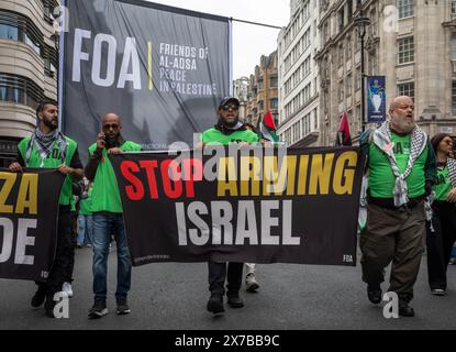 London, Großbritannien. 18. Mai 2024: Aktivisten der Freunde von Al-Aqsa halten ein Banner, das die Beendigung der Waffenverkäufe an Israel beim Nakba-Marsch 76 für Palästina gegen israelische Angriffe auf Gaza in Zentral-London fordert. Ein gewaltiger marsch markiert den 76. Jahrestag der "palästinensischen Katastrophe" im Jahr 1948 und rief zu einem Waffenstillstand in Gaza auf. Stockfoto