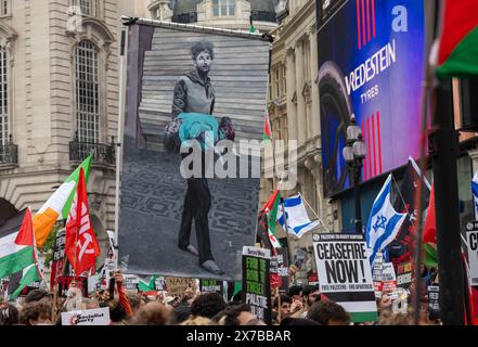 London, Großbritannien. 18. Mai 2024: Demonstranten halten Plakate auf dem Nakba-Marsch 76 für Palästina gegen israelische Angriffe auf Gaza in Zentral-London. Ein gewaltiger marsch markiert den 76. Jahrestag der "palästinensischen Katastrophe" im Jahr 1948 und rief zu einem Waffenstillstand in Gaza auf. Stockfoto