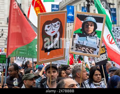 London, Großbritannien. 18. Mai 2024: Demonstranten halten Plakate auf dem Nakba-Marsch 76 für Palästina gegen israelische Angriffe auf Gaza in Zentral-London. Ein gewaltiger marsch markiert den 76. Jahrestag der "palästinensischen Katastrophe" im Jahr 1948 und rief zu einem Waffenstillstand in Gaza auf. Stockfoto