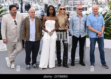 Denis Menochet, Rolando Ravello, Nikki Amuka-Bird, Cate Blanchett, Roy Dupuis und Charles Dance beim Fotoaufruf für die Filmgerüchte während der 77. Filmfestspiele in Cannes, Frankreich. Bilddatum: Sonntag, 19. Mai 2024. Stockfoto