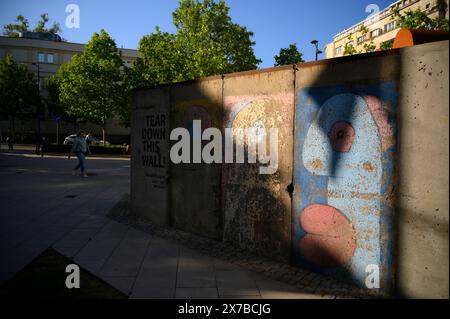 Ein Fragment der Berliner Mauer mit einem Zitat des ehemaligen US-Präsidenten Ronald Reagan ist am 17. Mai 2024 in Warschau, Polen, zu sehen. Stockfoto