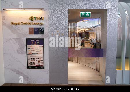 PHUKET, THAILAND - 9. MAI 2023: Eintritt zur Royal Orchid Thai Airways Lounge im Phuket International Airport. Stockfoto