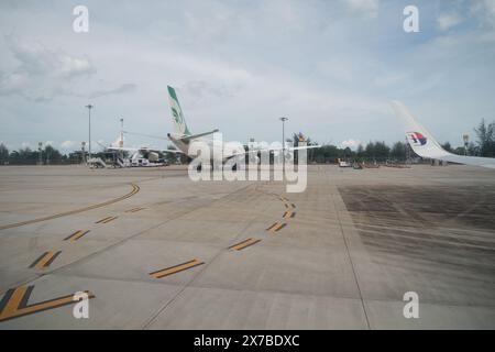 PHUKET, THAILAND - 9. MAI 2023: Mahan Air Airbus A340-300 am Phuket International Airport, gesehen von Malaysia Airlines Boeing 737-800. Stockfoto